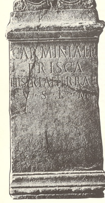 "CARMINIA figlia di LUCIO PRISCA all’ISTRIA TERRA
sciolse il voto di buon grado giustamente
V(otum) S(olvit) L(ibens) M(erito)"
Ara votiva scoperta a Parenzo nel 1845 
(Museo archeologico di Parenzo)