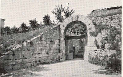 Porta Ercole (anno 40 a. C.) 
è il più antico monumento romano dell’Italia settentrionale. Sopra il fornice a tutto sesto presenta la testa di Ercole.