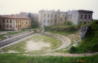 Il Teatro di forma semicircolare, 
andato in gran parte distrutto per opera dell’’architetto Deville, incaricato di costruire, a metà Seicento, sul monte Zaro una fortezza veneziana.