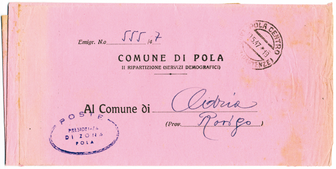 Foto 25) Anche la posta documenta l’esodo. Modulo anagrafico di emigrazione da Pola ad Adria (RO) del 10 maggio 1947. Pola era ormai stata abbandonata dalla quasi totalità dei suoi abitanti. In città erano rimasti gli impiegati pubblici che continuarono nell’espletamento dei propri doveri. L’ufficio anagrafe del Comune dava comunicazione delle emigrazioni agli altri Comuni italiani, ove si disperse la diaspora istriana.