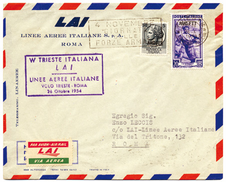 Foto 1) 26 ottobre 1954, primo giorno della nuova amministrazione italiana. La Lai, Linee aeree italiane, organizzò un volo postale Trieste-Roma, e sulla corrispondenza appose un timbro “W Trieste italiana”.