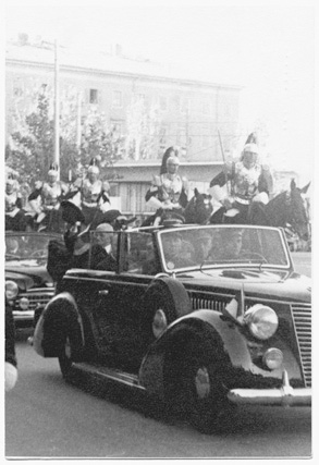 Foto 3a) La fotografia al recto della cartolina precedente mostra Luigi Einaudi, presidente della Repubblica, mentre saluta la folla a Trieste il 4 novembre 1954 durante la parata