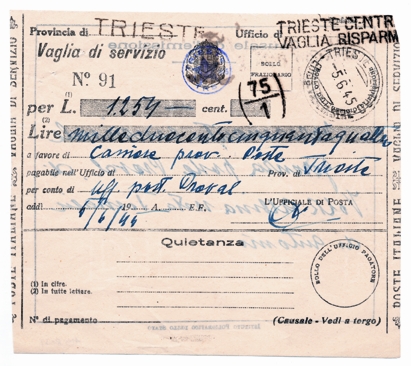 Foto 1) Un modulo postale che documenta in modo eccezionale i differenti regimi politici della città e della regione. Si tratta di un vaglia di servizio utilizzato a Trieste il 5 giugno 1945: stampato negli anni Trenta, portava al centro lo stemma sabaudo; nel 1943 questo era stato ricoperto dal fascetto della RSI, che a sua volta nel maggio 1945 venne ricoperto dal bollo viola “Trieste-Trst” con la stella jugoslava. 