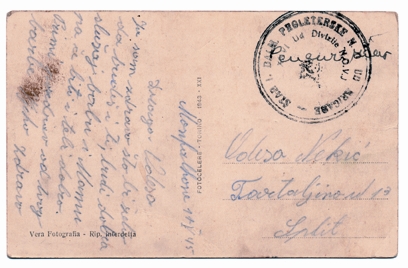 Foto 8) Cartolina dell’11 maggio 1945 dalla provincia di Trieste, Monfalcone, spedita da un militare della brigata dalmata, diretta a Spalato, con bollo di franchigia e scritta a mano “Cenzurirano”, che attesta l’avvenuta censura. 