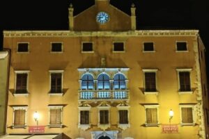 Illuminazione notturna per il palazzo Bradamante di Dignano