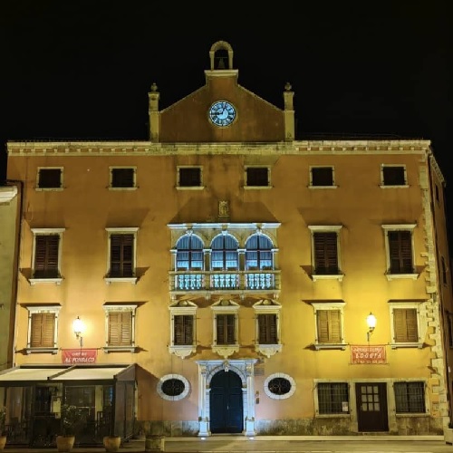 Illuminazione notturna per il palazzo Bradamante di Dignano